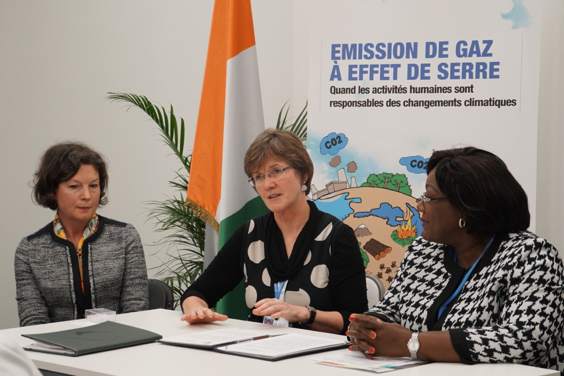 Ms Anne Désirée Ouloto, Minister of Health, Environment and Sustainable Development of Côte d'Ivoire signing the CMS/Sharks and CMS/Raptors MOU in Bonn - ©Aydin Bahramlouian