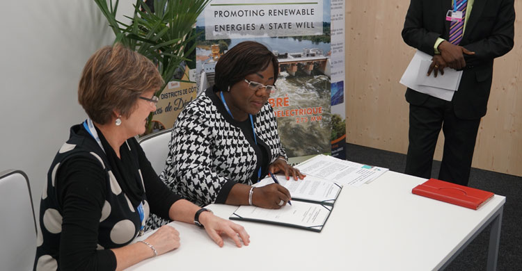 Ms Anne Désirée Ouloto, Minister of Health, Environment and Sustainable Development of Côte d'Ivoire signing the CMS/Sharks and CMS/Raptors MOU in Bonn - ©Aydin Bahramlouian
