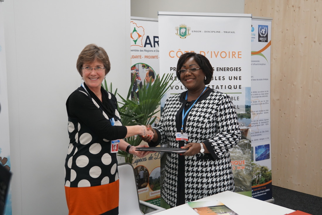 Ms Anne Désirée Ouloto, Minister of Health, Environment and Sustainable Development of Côte d'Ivoire signing the CMS/Sharks and CMS/Raptors MOU in Bonn - ©Aydin Bahramlouian