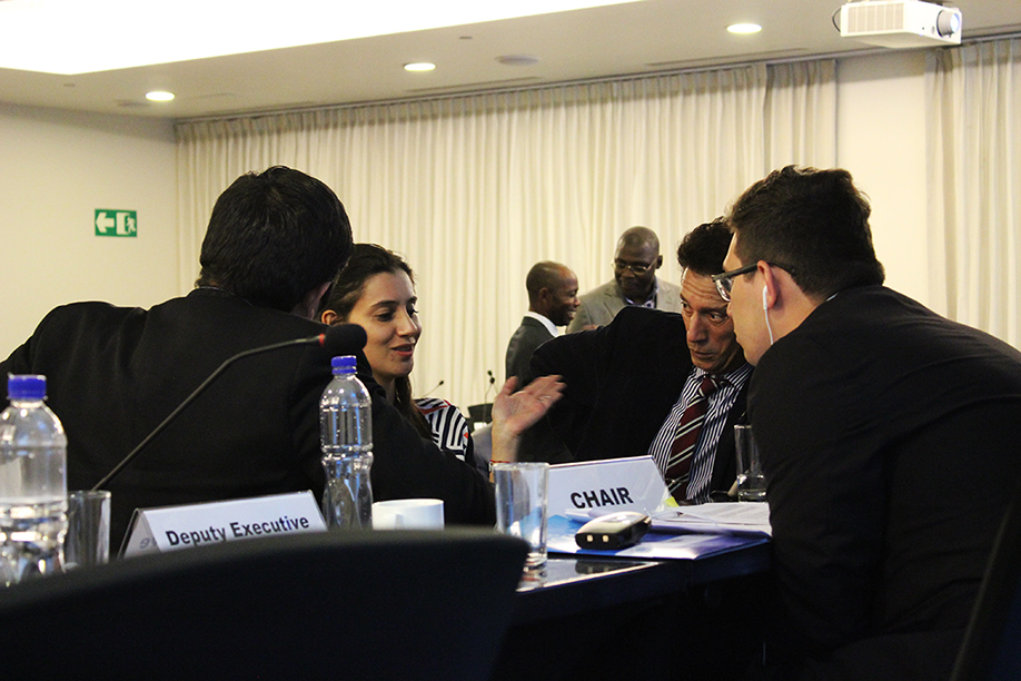 Andrea Ramírez, Colombia, discussing with Chair Fernando Mora Rodríguez, Vice Minister of Waters, Oceans, Coasts and Wetlands, Costa Rica © IISD