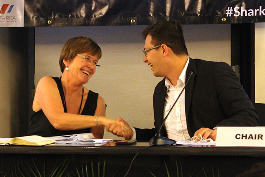 Melanie Virtue, CMS Secretariat, and Chair Fernando Mora Rodríguez, Vice Minister of Waters, Oceans, Coasts and Wetlands, Costa Rica © IISD