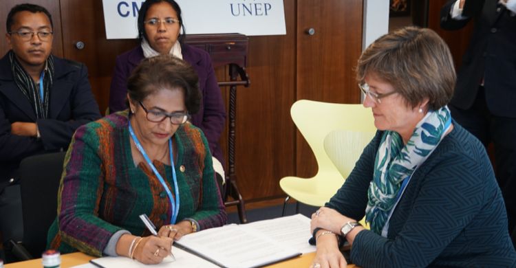 Dr. Ndahimananjara (l) and Melanie Virtue (r) © Aydin Bahramlouian, UNEP/CMS
